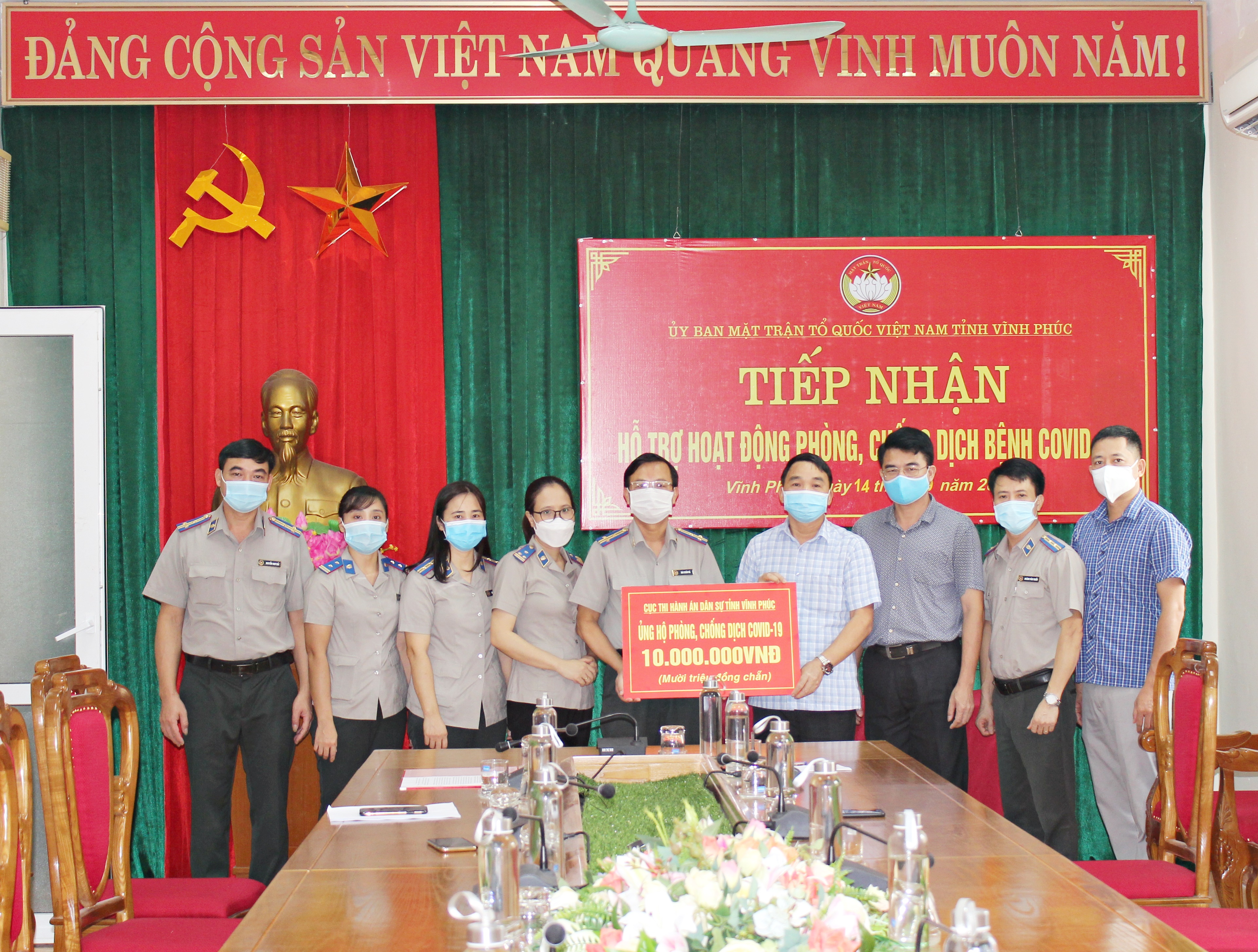 tặng quà hộ nghèo, học sinh vượt khó 3